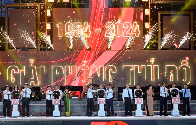 Leaders of Hà Nội and HCM City attend the opening ceremony of “Hà Nội Days in HCM City” on August 23. Photo nld.com.vn