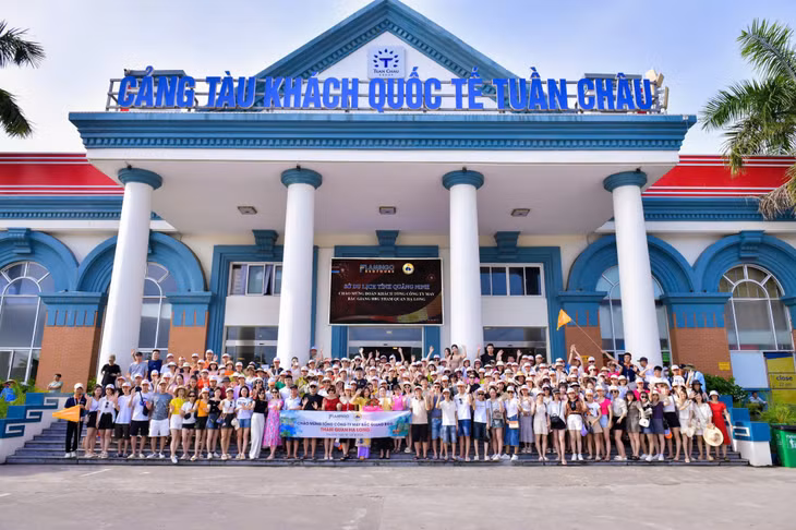 The delegation arrived at the Tuan Chau International Passenger Port.