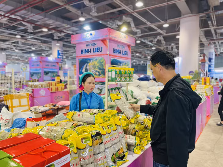 Binh Lieu vermicelli is a popular product at the Tet fair. Binh Lieu district' s booth sells around 600 kilograms of vermicelli per day.