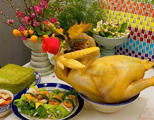 A tender boiled chicken adorned with a rose. — VNA.VNS Photo