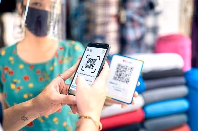 A shopper uses VietQR, a non-cash payment method developed by Napas. (Photo courtesy of Napas)