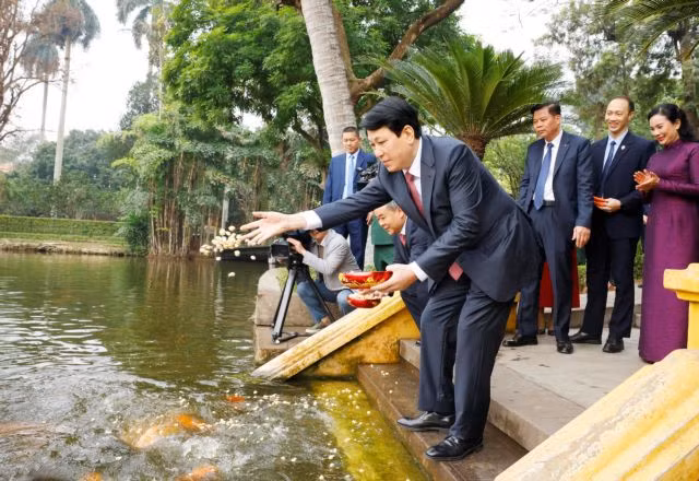 President Lương Cường feeds the fish at Hồ Chí Minh’s Fish Pond. — VNA/VNS Photo
