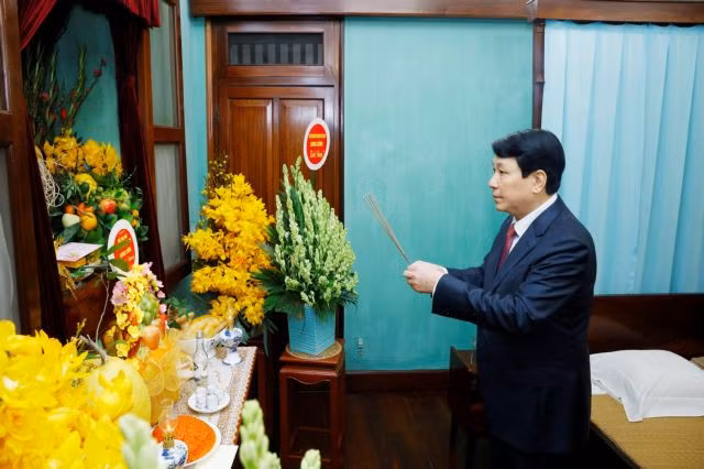 President Lương Cường offers incense in remembrance of President Hồ Chí Minh at House 67. — VNA/VNS Photo