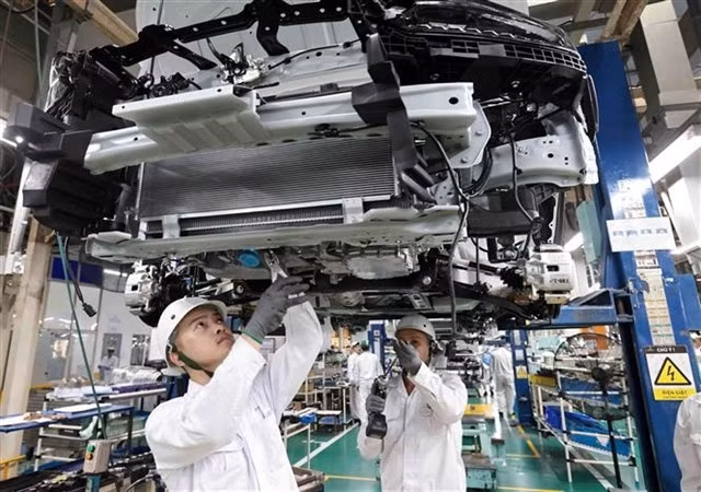 WORKING ON AUTO: Employees at a Honda Vietnam car assembly factory in Vĩnh Phúc Province. VNA/VNS Photo Trần Việt