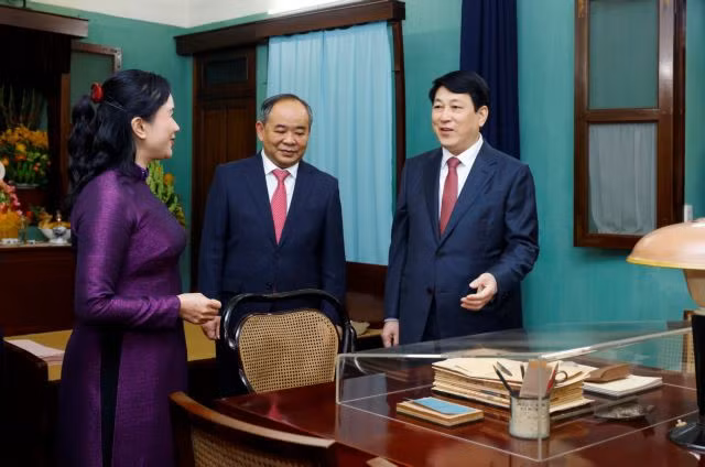 President Lương Cường visits the artifacts of President Hồ Chí Minh at House 67. — VNA/VNS Photo