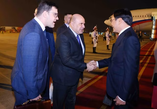 Russian Prime Minister Mikhail Mishustin was welcomed at Nội Bài International Airport by Minister – Chairman of the Government Office Trần Văn Sơn. — VNA/VNS Photo Phạm Kiên