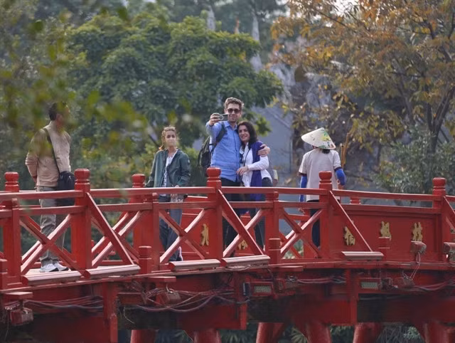 Foreign tourists visiting the Ngọc Sơn Temple in historical district Hoàn Kiếm of Hà Nội. — VNA/VNS Photo
