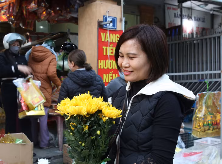 People choose beautiful flower bouquets to offer on the ancestral altar for the year-end ceremony and to welcome the New Year.