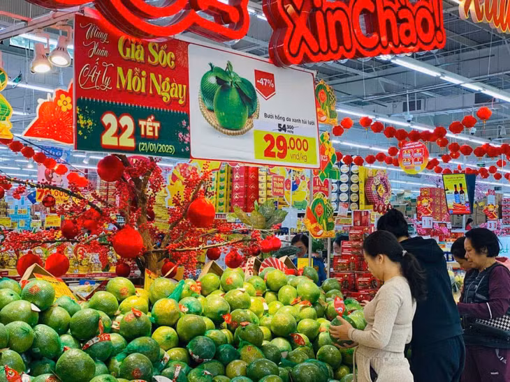 Supermarkets and shopping malls have become reliable destinations for people to purchase essential goods and food for Tet.