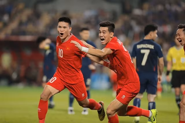 Phạm Tuấn Hải (10) and a teammate celebrate Việt Nam's equaliser against Thailand in the 82nd minute. VNA/VNS Photo Minh Quyết