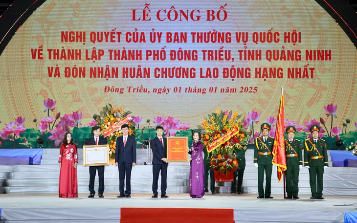Đồng chí Nguyễn Thị Thanh, Ủy viên Trung ương Đảng, Phó Chủ tịch Quốc hội trao Nghị quyết của Ủy ban Thường vụ Quốc hội về thành lập thành phố Đông Triều, trực thuộc tỉnh Quảng Ninh và Huân chương Lao động hạng Nhất cho Đảng bộ, chính quyền và Nhân dân thành phố Đông Triều.
