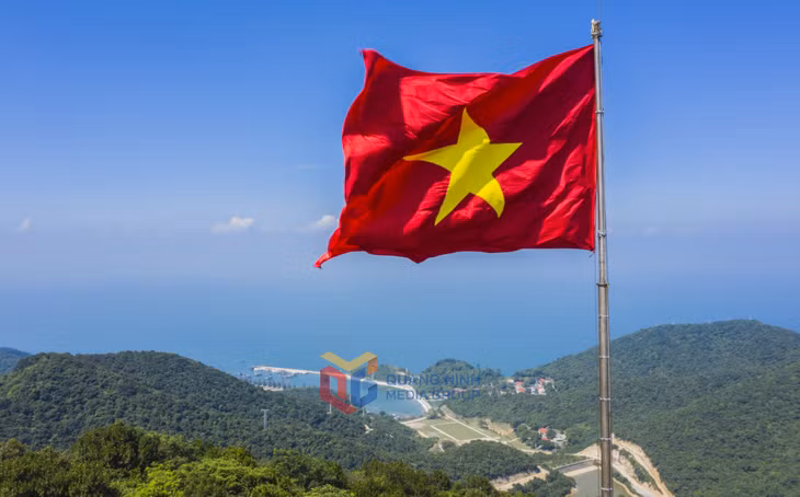3 Lá cờ tổ quốc tung bay trên điểm cao nhất của đảo