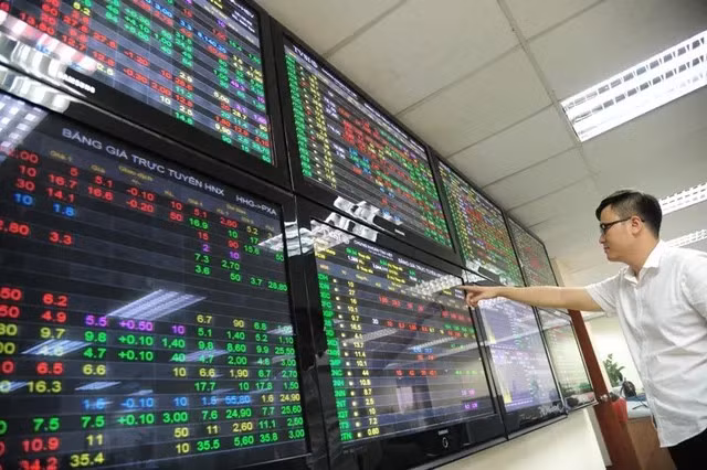 An investor pays close attention to the stock markets. — Photo baotintuc.vn
