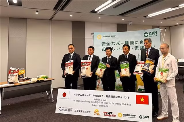 Delegates take photos at the launch event of the second Vietnamese rice brand in the Japanese market in October this year. — VNA/VNS Photo Nguyễn Tuyến