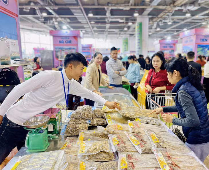 Seafood products are among the most popular choices for shoppers at the fair.