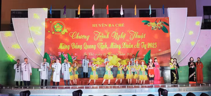 The art program gathered more than 100 performers, including key artistic talents, folk dance clubs, officials, residents, and students living in Ba Che district.