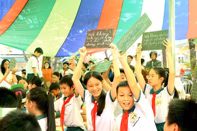 Students join a game about waste classification at the Thuận Thành Primary School in Huế City, the central province of Thừa Thiên-Huế. — VNA/VNS Photo Mai Trang