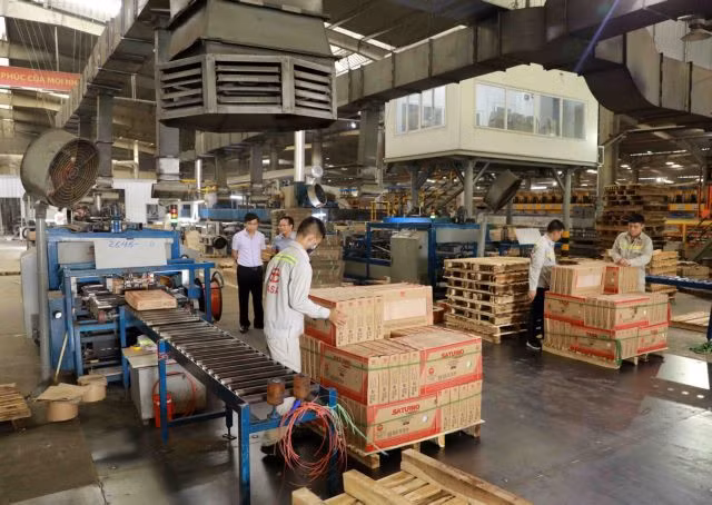 A ceramic tile production factory in Phú Thọ Province which recorded exceptional growth in the manufacturing and processing industries in 2024. — VNA/VNS Photo Vũ Sinh