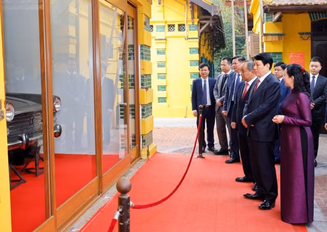 President Lương Cường observes the three cars used to serve President Hồ Chí Minh from 1954 to 1969, preserved at the Relic Site. — VNA/VNS Photo
