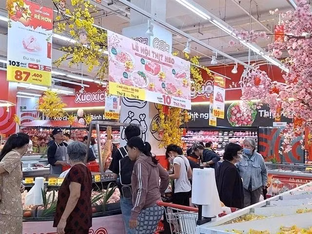 People shop at a Go! supermarket (Photo: VNA)