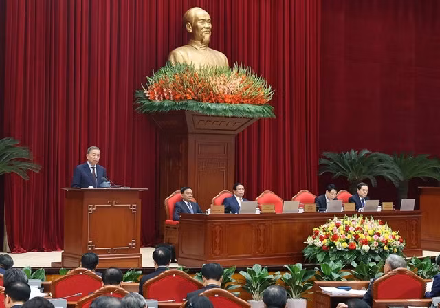 Party General Secretary Tô Lâm gave an address to the opening of the meeting of the Party Central Committee. — VNA/VNS Photo