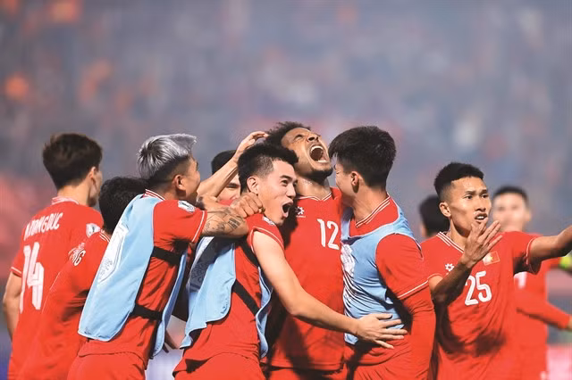 The team celebrating Number 12, Nguyễn Xuân Son's opening goal. VNA/VNS Photo Minh Quyết