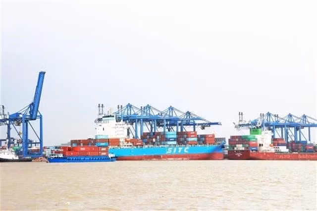 A large cargo ship docks at Cat Lai Port in Thu Duc city of Ho Chi Minh City. (Photo: VNA)
