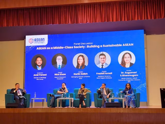 Panelists discuss issues related to ASEAN as a middle class society in the ASEAN Economic Opinion Leaders Conference themed “Outlook for 2025” held in Kuala Lumpur on Wednesday. — VNS Photo Ngọc Bích