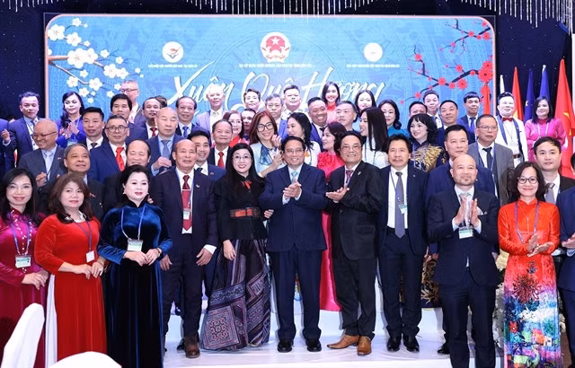 Prime Minister Phạm Minh Chính and his spouse joined the Vietnamese community in the Czech Republic during the Homeland Spring programme in Prague. VNA/VNS Photos