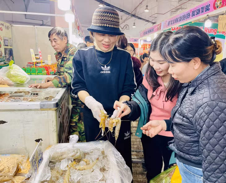 Fresh seafood products are highly favored by many visitors at the Van Don district's booth.