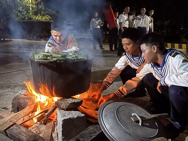Soldiers cook chưng cakes on the Spratly Islands. — VNA/VNS Photo