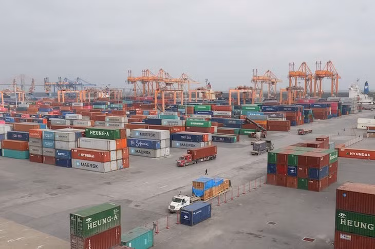Loading and unloading goods at Hai Phong Port.