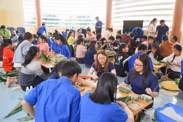 Youth Union members, students and philanthropists wrapped bánh chưng (sticky rice cake) to give to 1,000 disadvantaged students at schools in Cam Lâm District, Khánh Hòa Province.— VNA/VNS Photo Đặng Tuấn