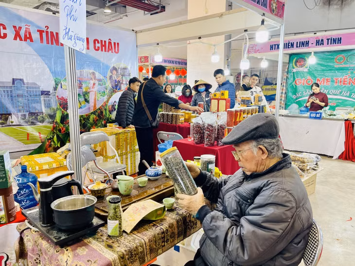 An elderly man enjoys premium tea products at the Lai Chau province's booth.