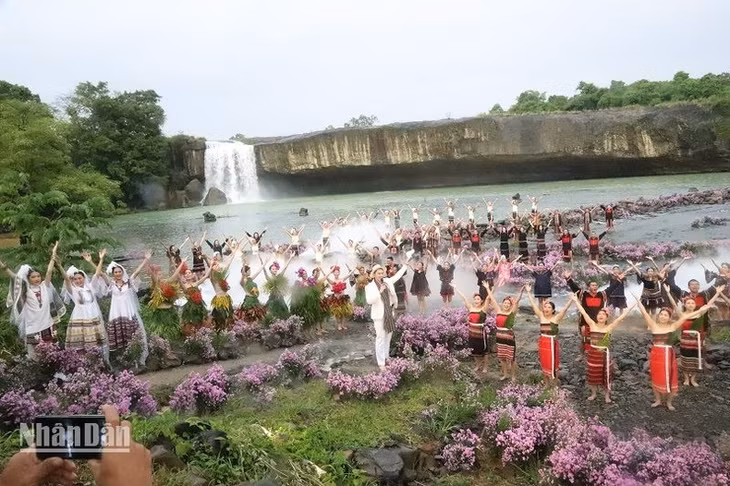 The show not only contributes to preserving and promoting the values of traditional cultural identities of ethnic minority groups in the Central Highlands but also promotes the great unity bloc of the whole nation and the locality's socio-economic development.