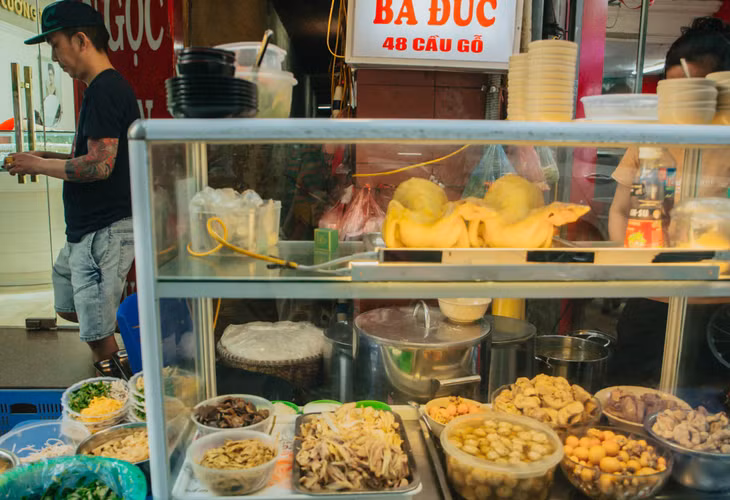 Hanoi's chicken noodle soup shop sells 500 bowls daily