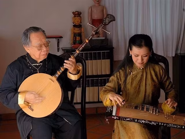 MUSIC GREAT - Late Professor Trần Văn Khê (right), a legendary musicologist, writer and teacher, as well as performer of Vietnamese music, devoted his life to introduce Vietnamese music to the world. Photo courtesy of HCM City General Publishing House.