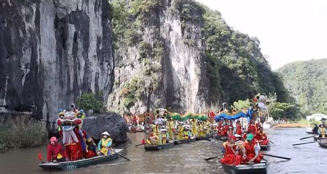 Traditional cultural activiites on the Ngô Đồng River, Tràng An Scenic Landscape Complex, Ninh Bình Province. — VNA/VNS Photo
