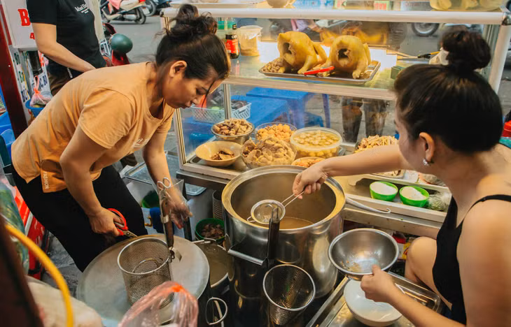 Hanoi's chicken noodle soup shop sells 500 bowls daily