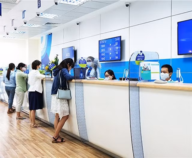 Customers make transactions at ACB. Pre-tax profit of the banking industry in 2023 is expected to grow by only about 10 per cent against nearly 35 per cent last year. —Photo acb.com.vn