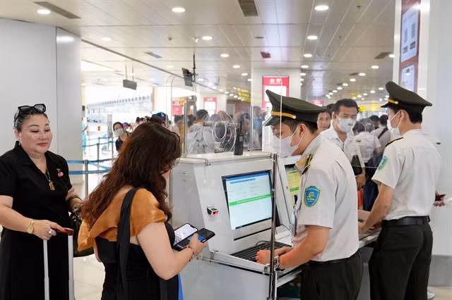 A domestic air passenger uses mobile devices for security check at Nội Bài International Airport in Hà Nội in June. — Photo vietnamnet.vn