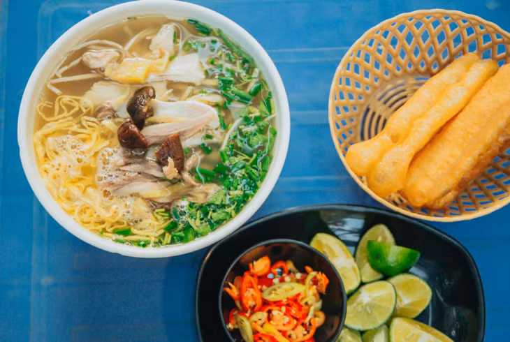 Hanoi's chicken noodle soup shop sells 500 bowls daily
