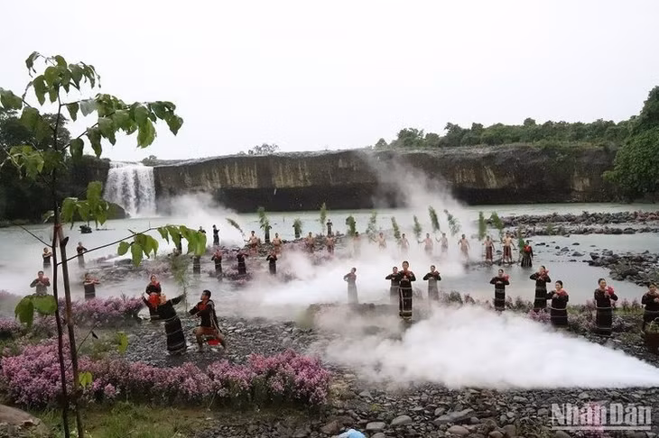 The brocade show is held at Dray Nur Waterfall, which makes the show more fanciful and mysterious.