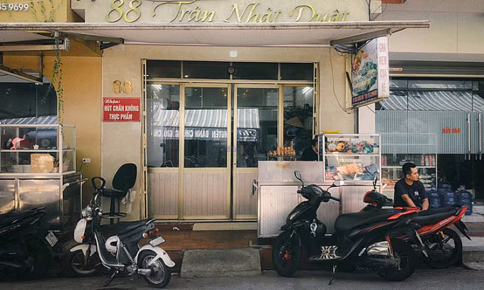 The shop from the outside, with a large sign of its address. Photo by VnExperss/Quynh Mai.
