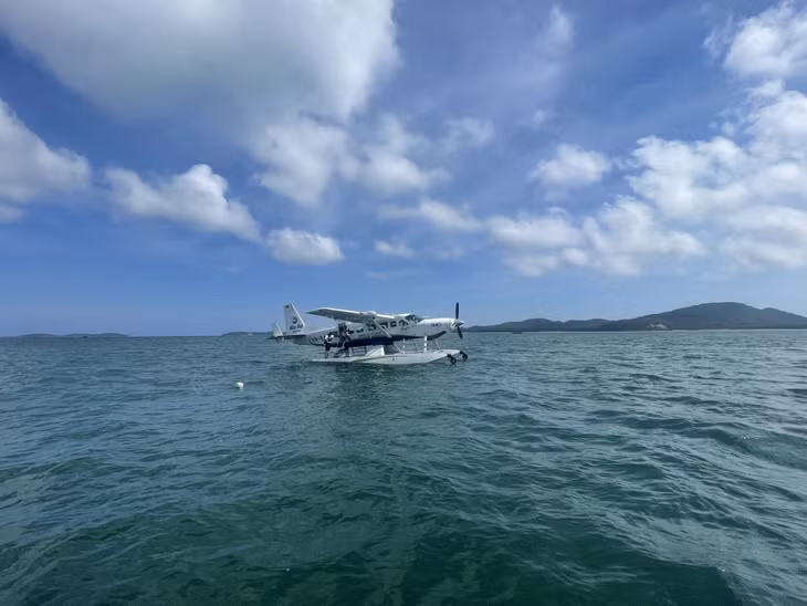 The carrier conducted a survey of the conditions for take-off and landing on the route and opened a flight training course for seaplane pilots in Co To district on June 1.