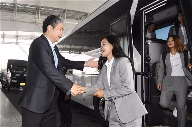 VFF General Secretary Dương Nghiệp Khôi (left) shakes hand with defender Chương Thi Kiều as he wishes her a safe flight to New Zealand. — Photo courtesy of VFF