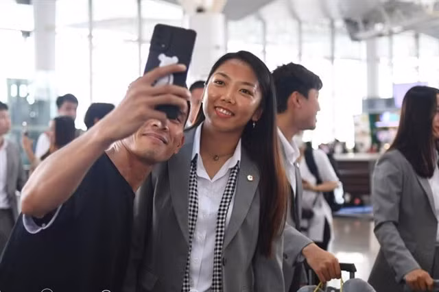 Captain Huỳnh Như takes a photo with a supporter. — Photo courtesy of VFF