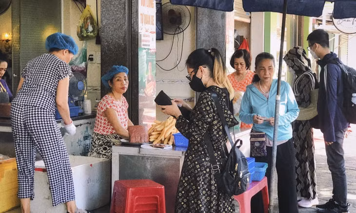 Hai Phong's spicy secret: a three-generation legacy of breadsticks