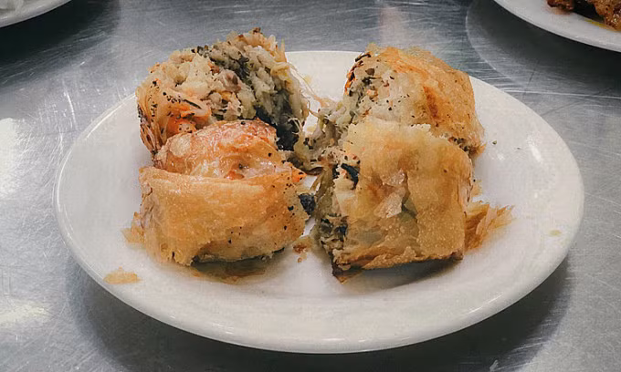 A crab spring roll is cut into four pieces once served to customers. Photo by VnExpress/Quynh Mai