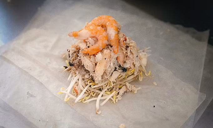 All the ingredients are layered one by one. Photo by VnExpress/Quynh Mai